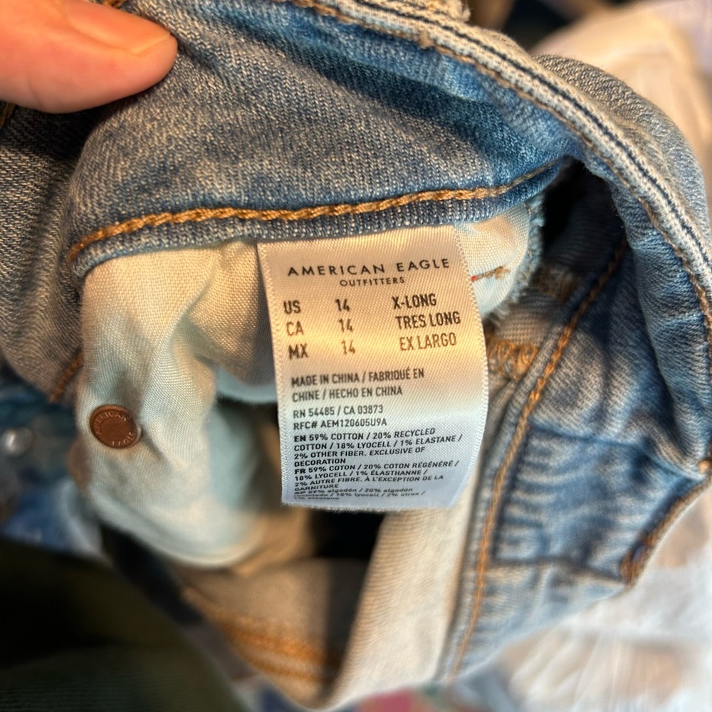American Eagle Low-Rise Baggy Wide Leg Jeans - Picture 5 of 6